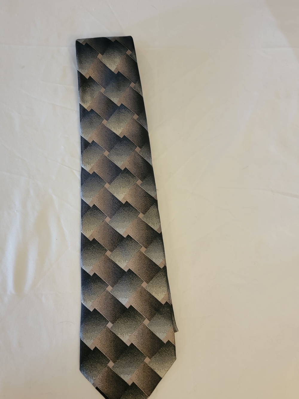 Essante Silk Geometric Gradient Tie in Black and Gray